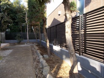 台風で壊れてしまった万年塀をフェンスにお取替え 台風で壊れてしまった万年塀をフェンスにお取替え